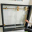 L'ensemble de quincaillerie de porte de douche coulissante sans cadre comprend une poignée à tirer / un système de rouleau / une pince en verre-122586077