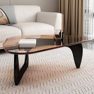 Table basse triangulaire en verre fumé et pieds en chêne noir