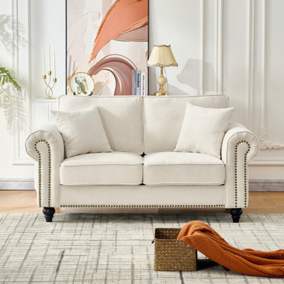 Canapé moderne 63 pouces à 2 places avec accoudoirs roulés, canapé rembourré en chenille avec pieds en bois et garniture cloutée pour salon, appartement, beige
