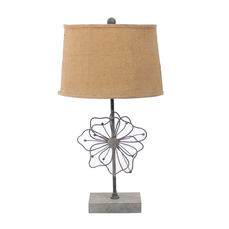 Lampe de table en métal avec détails floraux et base en bloc, beige et gris