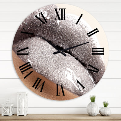 Gros plan d'une femme avec des lèvres brillantes - horloge murale moderne