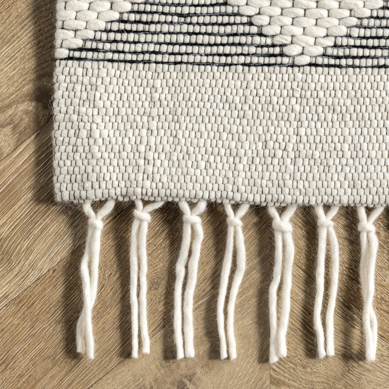 Gray and White Diamond Pattern Wool Blend 6' x 9' Area Rug