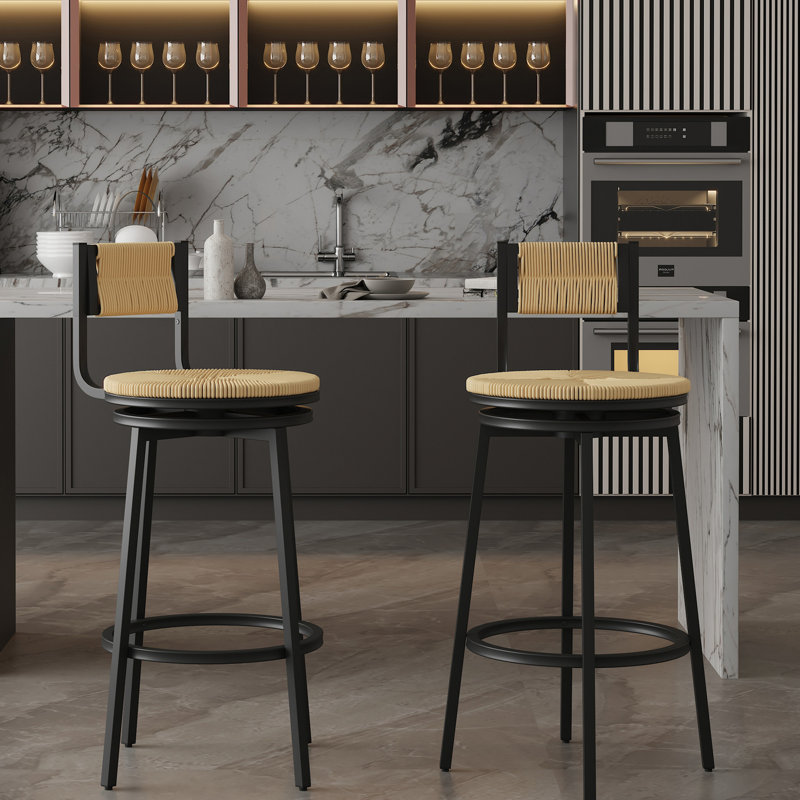 Ensemble de 2 chaises rondes en corde de papier tissée à la main, pivotantes à 360°, avec structure en métal et assise en corde couleur miel, idéales pour la salle à manger ou comme chaises de comptoir de style îlot de cuisine.