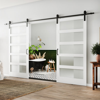 Porte de grange en verre givré 5-Lite avec ensemble de quincaillerie en bois manufacturé massif