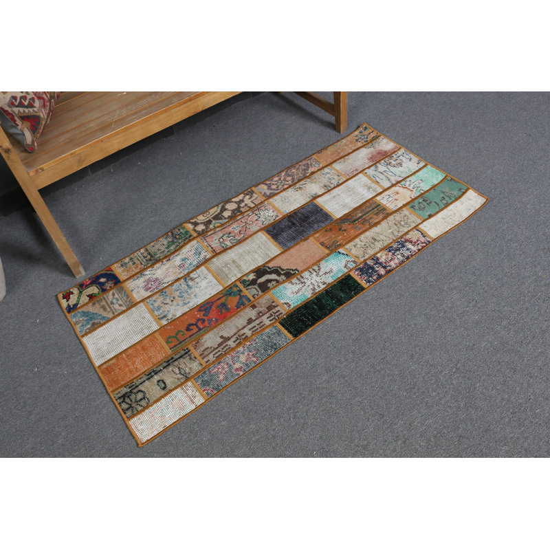 Un tapis en patchwork turc fait à la main crée un charme rétro dans le couloir, créant un tapis de sol unique