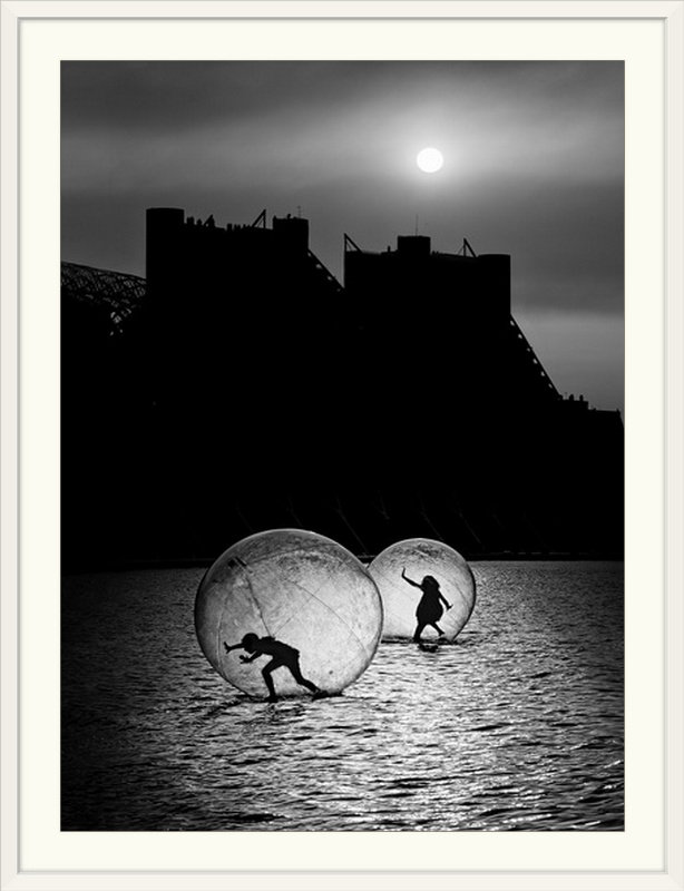 «Straub Games In a Bubble» par Juan Luis Duran, reproduction de photo, l 44 po x P 35 po x H 1 po, Cadre blanc