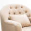 Chaise de luxe beige avec structure en chêne et coussins patinés