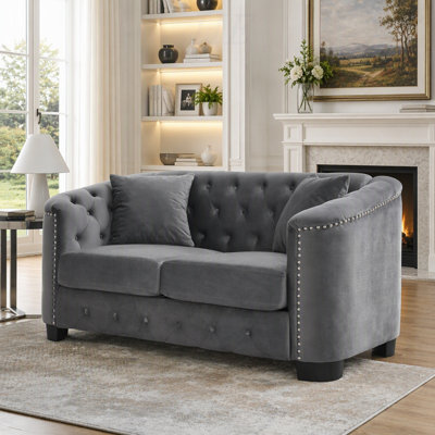 Ensemble canapé en velours Chelsfield, coussins d'assise extra-profonds, accoudoirs rembourrés, boutons capitonnés, clous en laiton, coussins décoratifs et pieds en plastique inclus