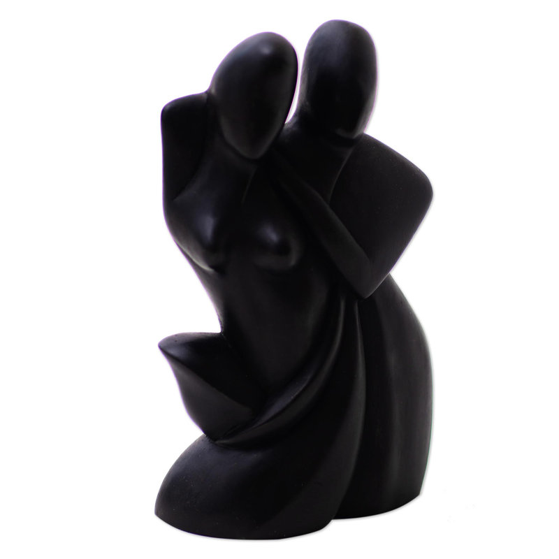 Sculpture en bois a couple en love