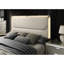 Cadre de lit tapissier en tissu argenté pour grand lit, look contemporain, tête de lit à DEL, panneaux et structure de lit grand format en bois, style, tissu, panneau, ambiance de chambre d'ingénierie en bois d'hévéa massif
