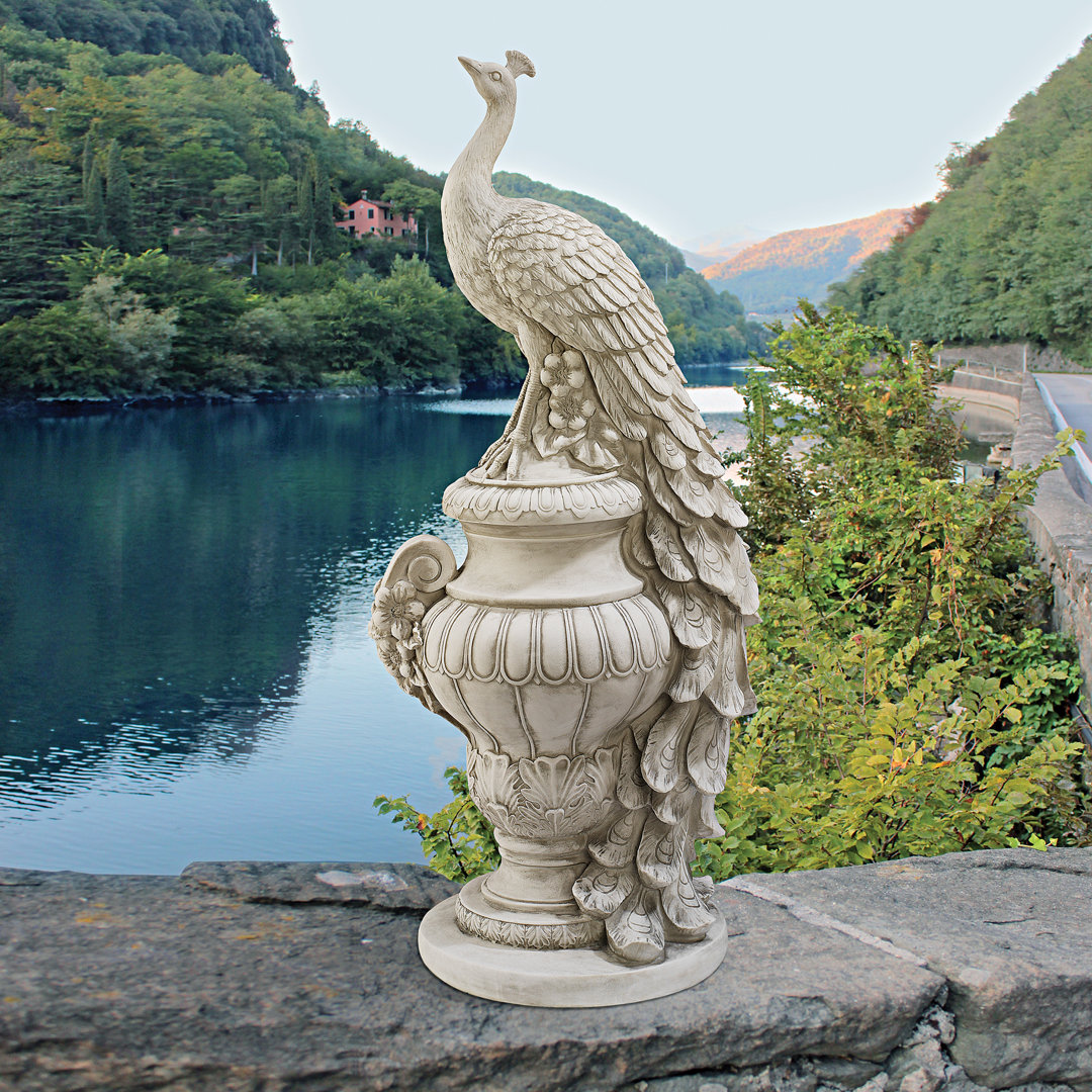 Statue Staverden Pfau auf Urne