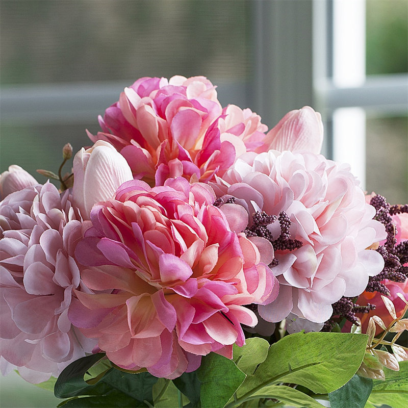 Arrangements floraux mixtes dans un vase, Rose