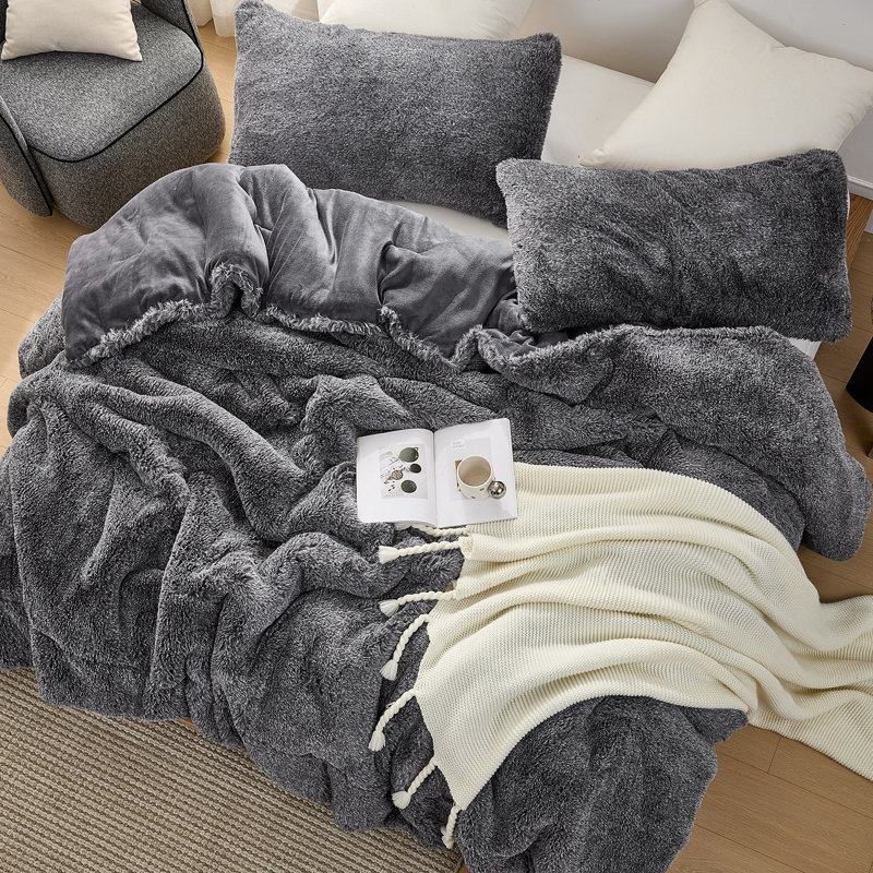 Ensemble d'édredon surdimensionné en fausse fourrure Comun, Sel noir, Édredon pour très grand lit + 2 taies décorativ