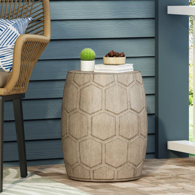 Table de bout d'extérieur en béton léger. Finition naturelle, solide et charmante. L 15,44 po x P 15,44 po x H 18,04 po. Prêt à devenir la pièce maîtresse de votre table d'appoint de patio en béton. Élégant. Utilisation instantanée