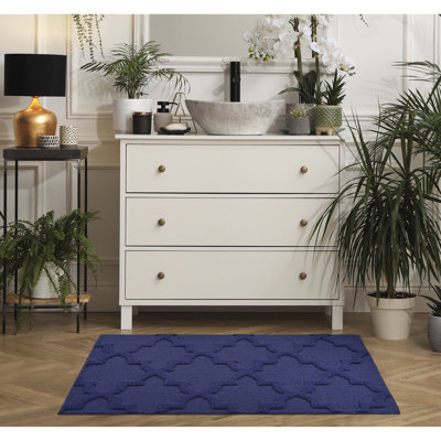 Tapis bleu marine à motif de treillis