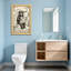 Bath & Laundry Bear lisant un journal dans une scène de salle de bain-885977264-885977265-885977261