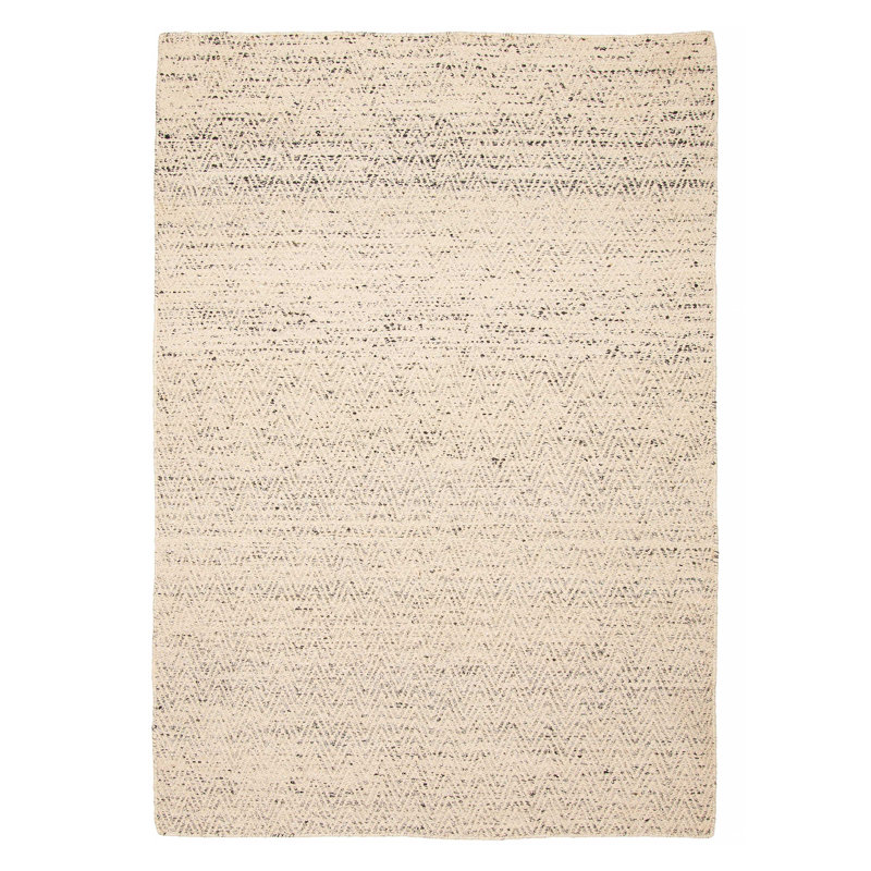 Confort moelleux avec un look et une texture artisanaux. Les fils doux et lustrés sont tissés à la main pour créer un éventail de textures, y compris des boucles surdimensionnées et des surfaces planes riches en dimensions.