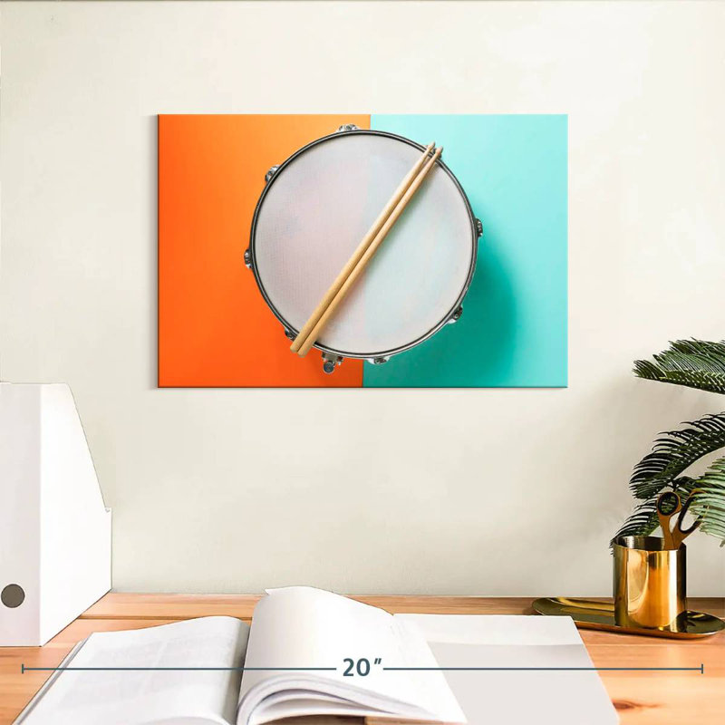 Tambour et bâtons sur la table, H 8 po x l 12 po