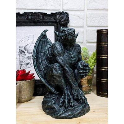 Statue gargouille gorille accroupie sur un rocher