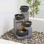 Fontaine à cascade moderne à 4 niveaux avec lumières DEL chaudes, cascade d'eau en résine grise pour la décoration extérieure