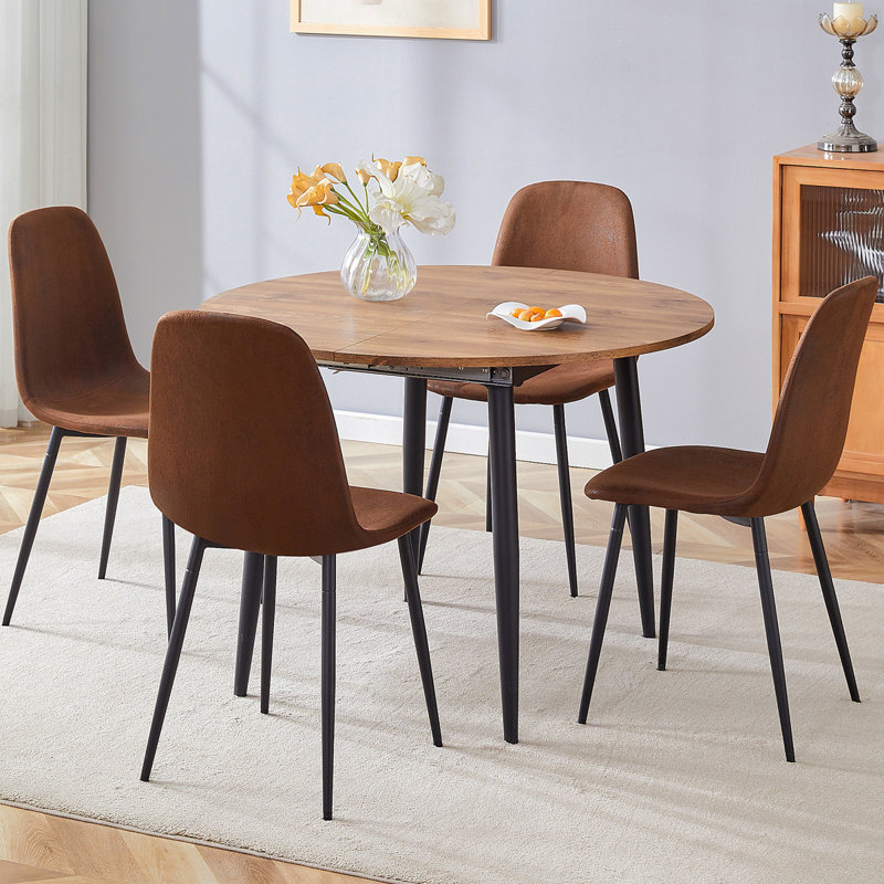 Ensemble de table et de chaises. Table de salle à manger extensible moderne en panneau de fibres à densité moyenne. La table possède un design télescopique, convenant à des rassemblements de différentes tailles.