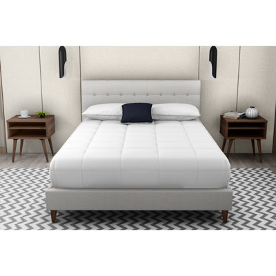 Grand lit tapissier avec deux tables de chevet, thème pierre, 100%, table de chevet noyer doux, chambre à coucher beige, sophistication enchanteresse, tendance