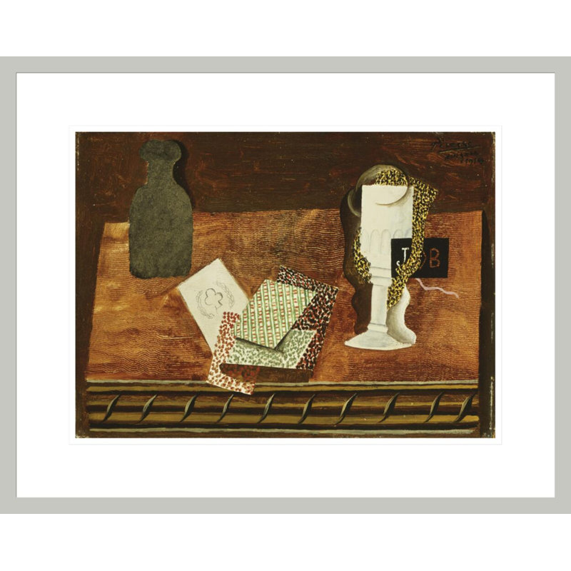 Nature morte avec une bouteille jouant aux cartes et un verre à vin sur une table par Pablo Picasso, impression giclée encadrée