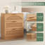 Table de chevet cannelée à 3 tiroirs de 60 cm de large avec poignées en métal, table de chevet en bois avec façades arquées pour chambre à coucher-1025762954