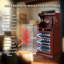 Armoire à vin autoportante, refroidisseur à vin élégant avec porte en verre résistante aux rayons UV, éclairage DEL et support de rangement