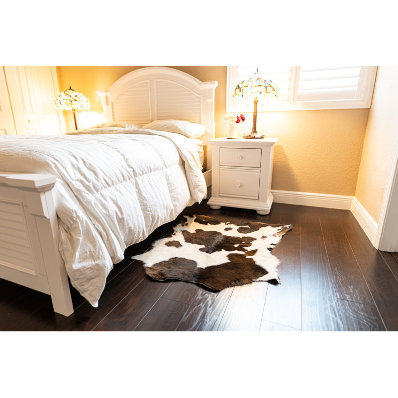 Tapis brun et blanc en cuir de veau