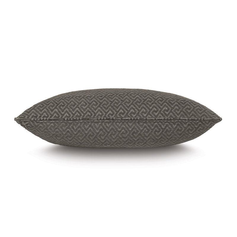 Housse et insert de coussin décoratif en forme de clé grecque par Alexa Hampton, Graphite