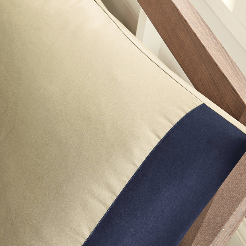 Literie grand bleu marine avec édredon et draps écossais. Comprend un édredon, 2 taies décoratives, un oreiller, des draps et des taies d'oreiller. Rembourrage. Lavable à la machine. Ensemble de chambre à coucher décoratif. Draps - multicolore Comprend