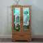 Vitrine lumineuse en verre avec tablettes réglables - 2 portes, 1 tiroir, lumières DEL, finition chêne clair élégant