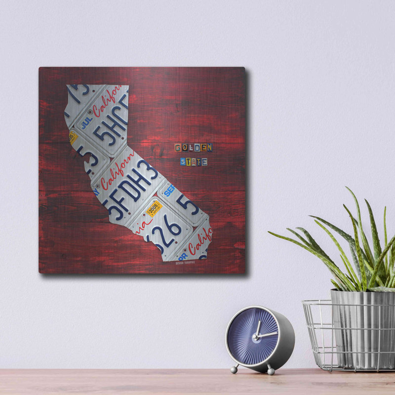 Luxe California Art «California Licence Plate Map Red» «California Licence Plate Map Red» par Design Turnpike