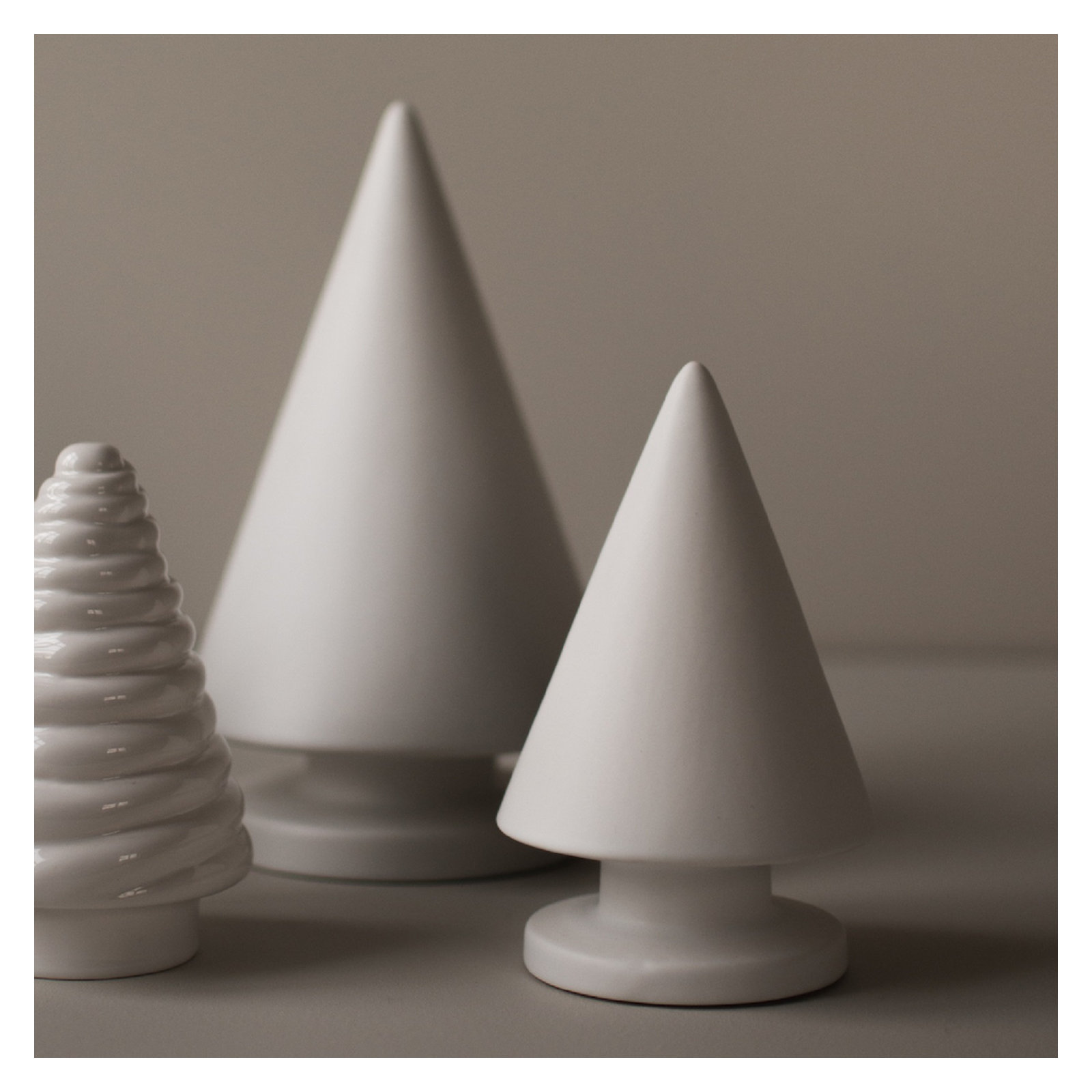 Christmas Tree Mole Ceramic, White, 6.3'' H x 3.94'' W x 3.94'' D