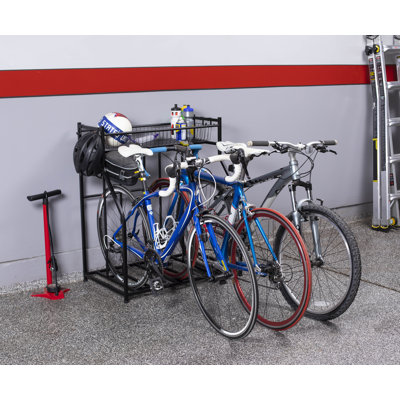 Support à 3 vélos pour le garage avec panier supérieur pour équipement et crochets pour casques - Support à vélo autoportant 