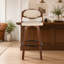 Tabouret de bar à hauteur fixe en bois de noyer et similicuir crème avec repose-pieds arrondi en métal noir - ensemble de 2