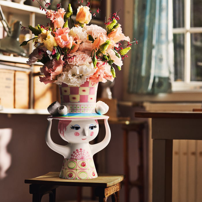 Dame avec vase à chapeau, rose / jaune, H: 9,6 po