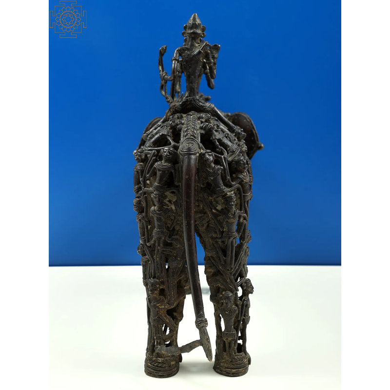 Figurine d'homme tribal assis sur un éléphant