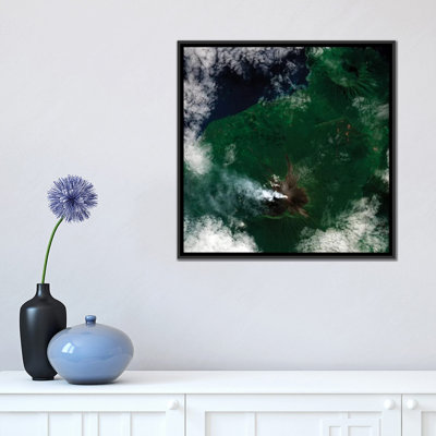 "une petite prune s’élève du sommet de ulawun volcano à la papouasie-nouvelle guinée de new-guinée of new france" par stocktrek images, reproduction d’art sur toile tendue