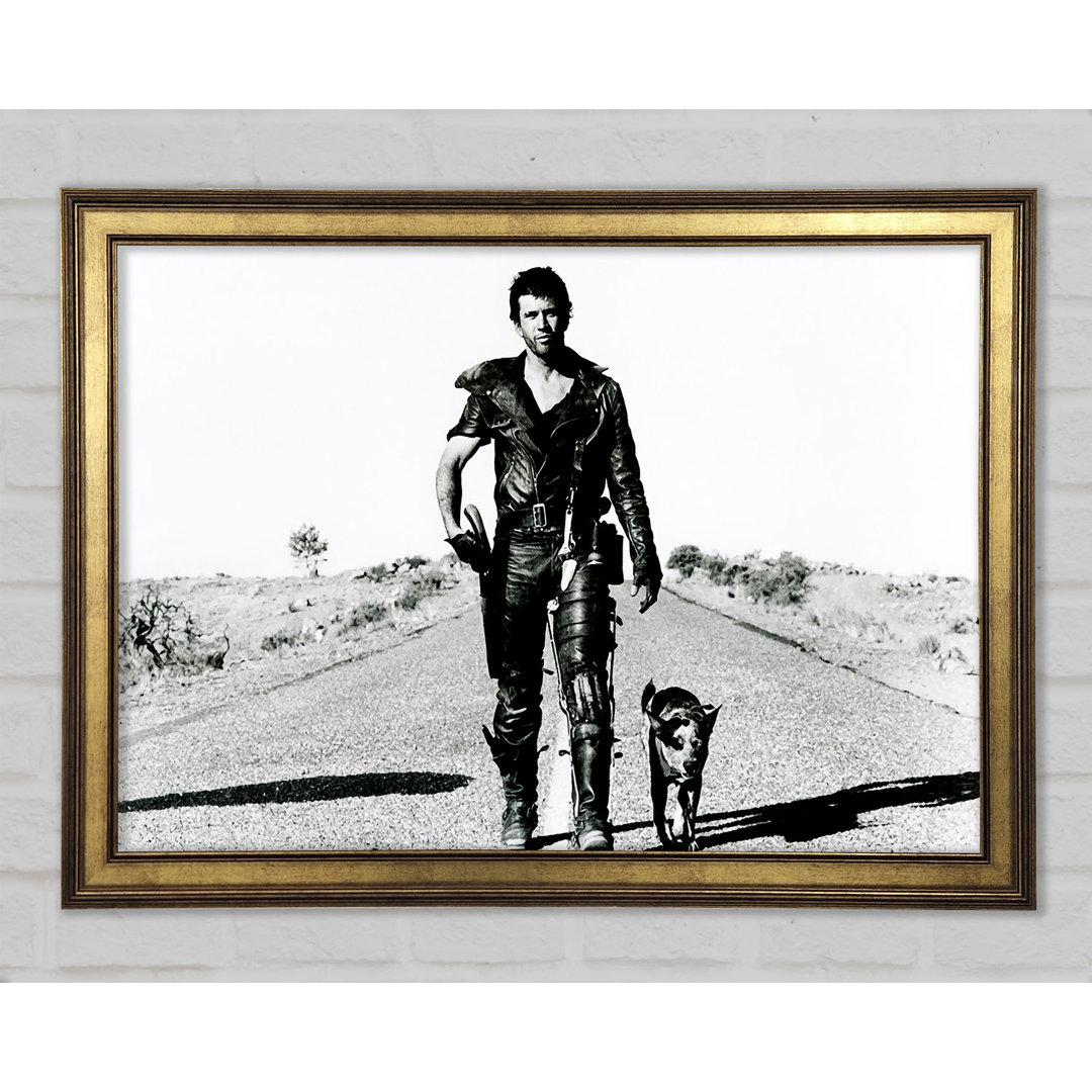 Gerahmtes Poster Mad Max Highway Spaziergang mit Hund B N W