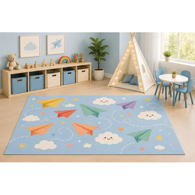 Tapis « Ultra-léger » 152 x 213 cm (5 pi x 7 pi) à motifs d'avions en papier, idéal pour la chambre d'enfant, la garderie ou la salle de jeux. Motifs colorés d'avions en origami, nuages ​​et ciel, tapis de dessin animé, dos antidérapant en silicone, poils courts.