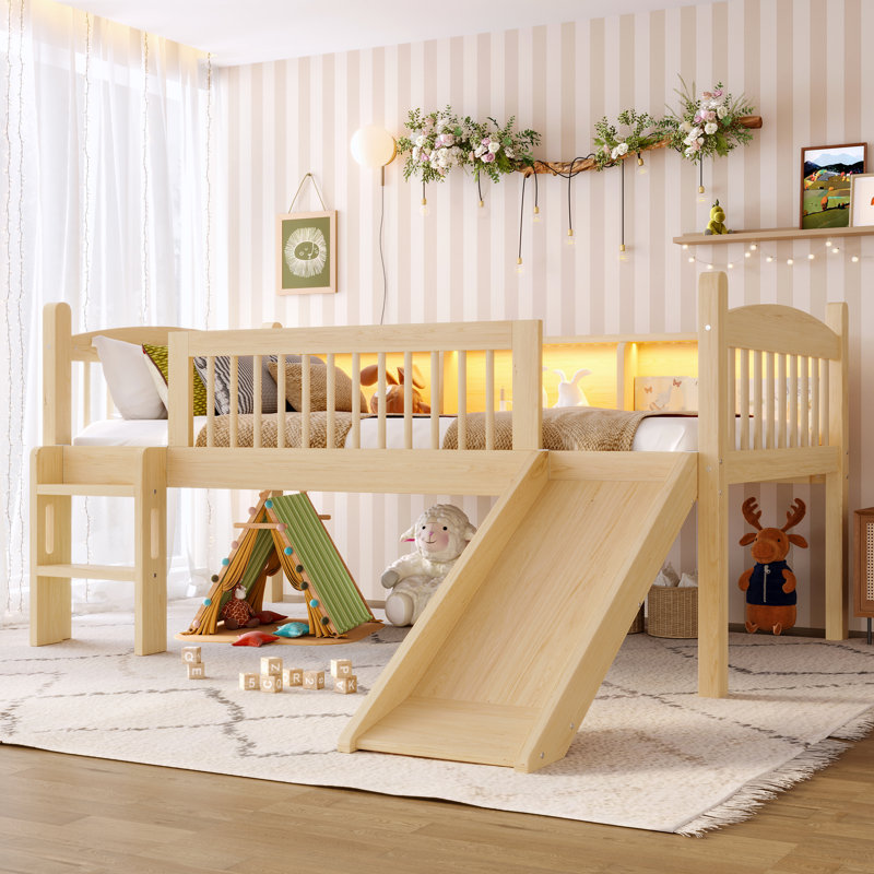 Lit mezzanine simple avec tablettes de rangement, structure en bois massif, lumières DEL et garde-corps pleine longueur, aucun sommier nécessaire, naturel