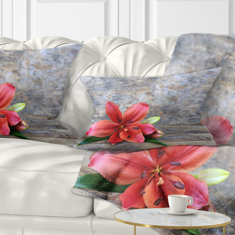 Magnifique fleur de lys rouge tombé - coussin décoratif imprimé floral, Rectangulaire, 12 po x 20 po
