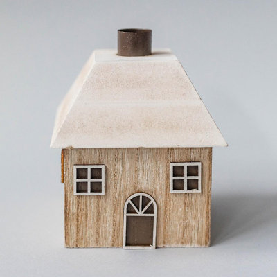 Figurine maison simple avec toit enneigé