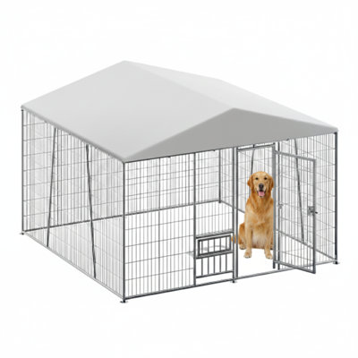 Enceinte d'extérieur robuste pour chien de 10 x 10 pieds, comprenant un plateau d'alimentation, un couvercle supérieur imperméable complet, une barrière soudée en fil métallique simple à assembler avec un mécanisme de verrouillage sécuritaire.