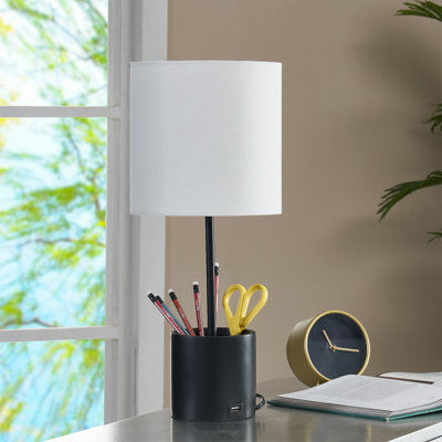 Petite lampe de table simple 19 po en métal noir moderne pour table de chevet avec table de chevet en lin et port USB