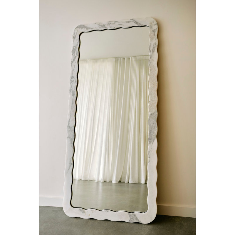 Miroir à cadre festonné en marbre de pierre naturelle 35 po x 79 po Deniz