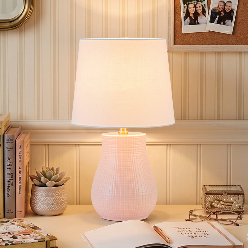 Lampe de table 19,25 po en céramique rose avec base texturée et abat-jour en lin, Rose