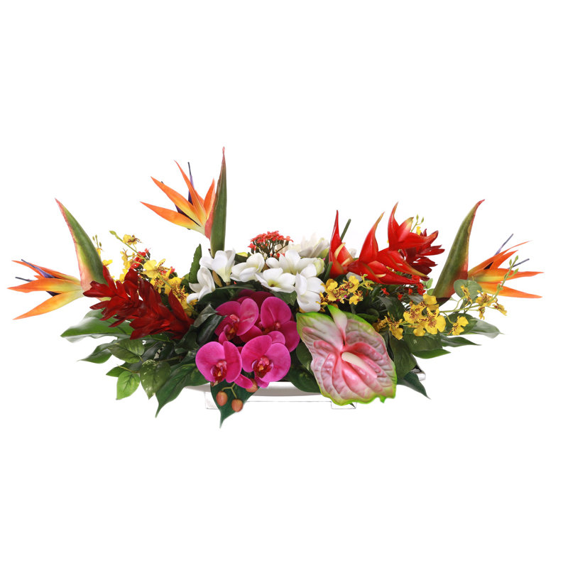 Arrangement de fleurs tropicales sur une plaque décorative argentée